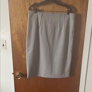 Elegant Gray Pencil  Skirt. Interesting Design. Fully Lined. Size 14. Like new
